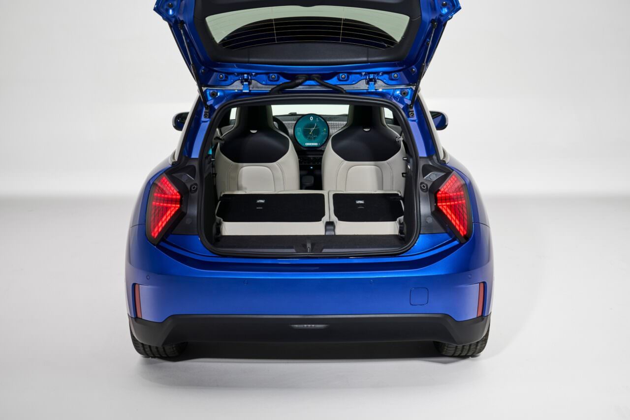 MINI Cooper Electric 2024 le coffre ouvert.