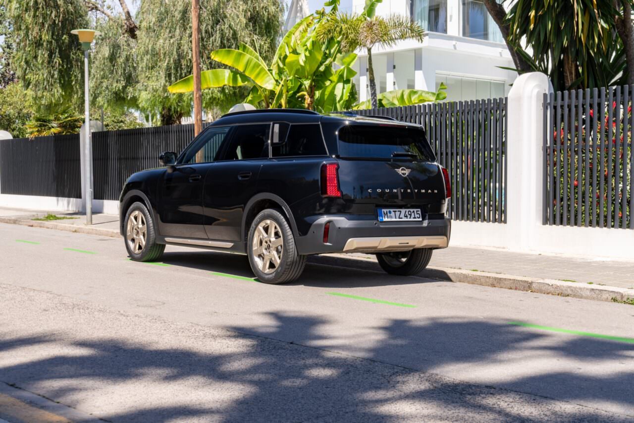 MINI Countryman D 2024 de trois-quarts arrière en statique.