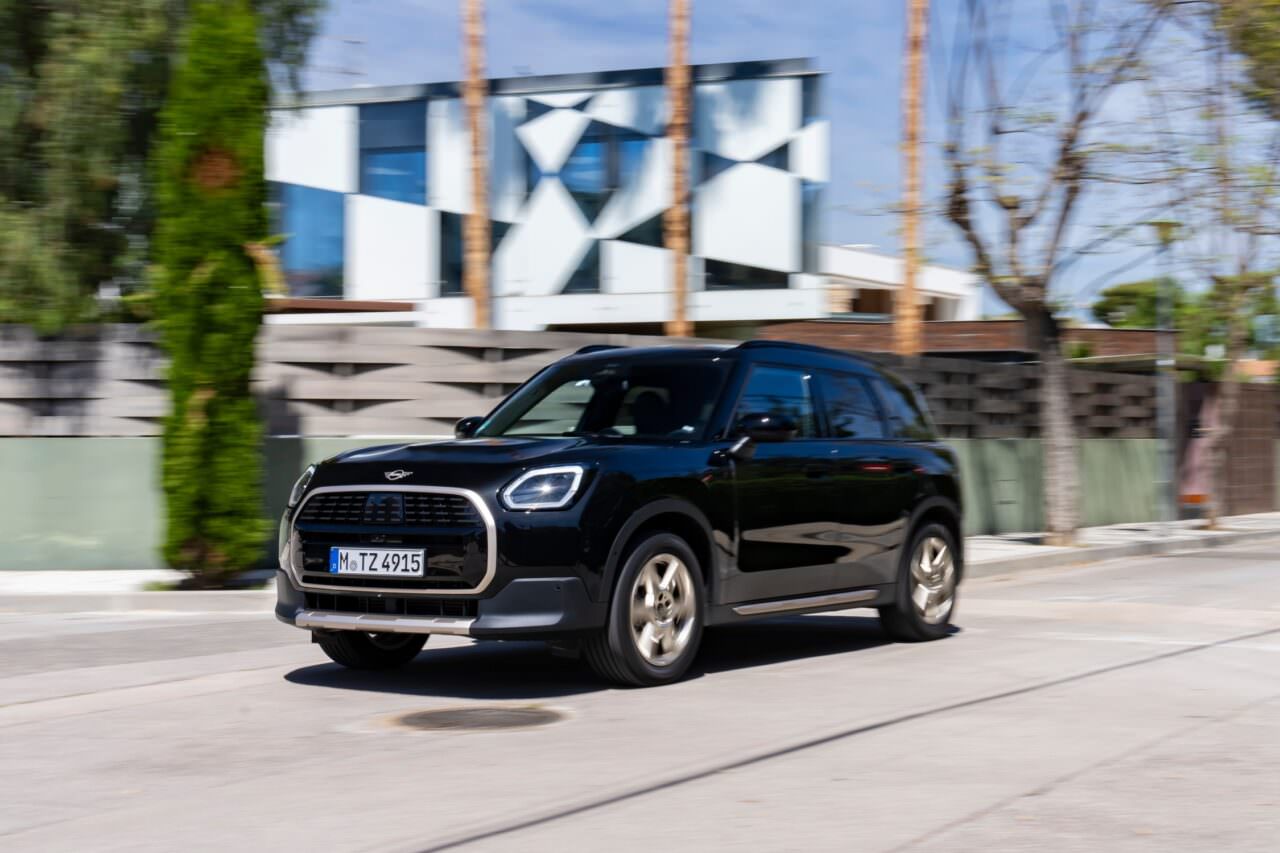 MINI Countryman 2024 en version D en dynamique sur la route de trois-quarts avant.