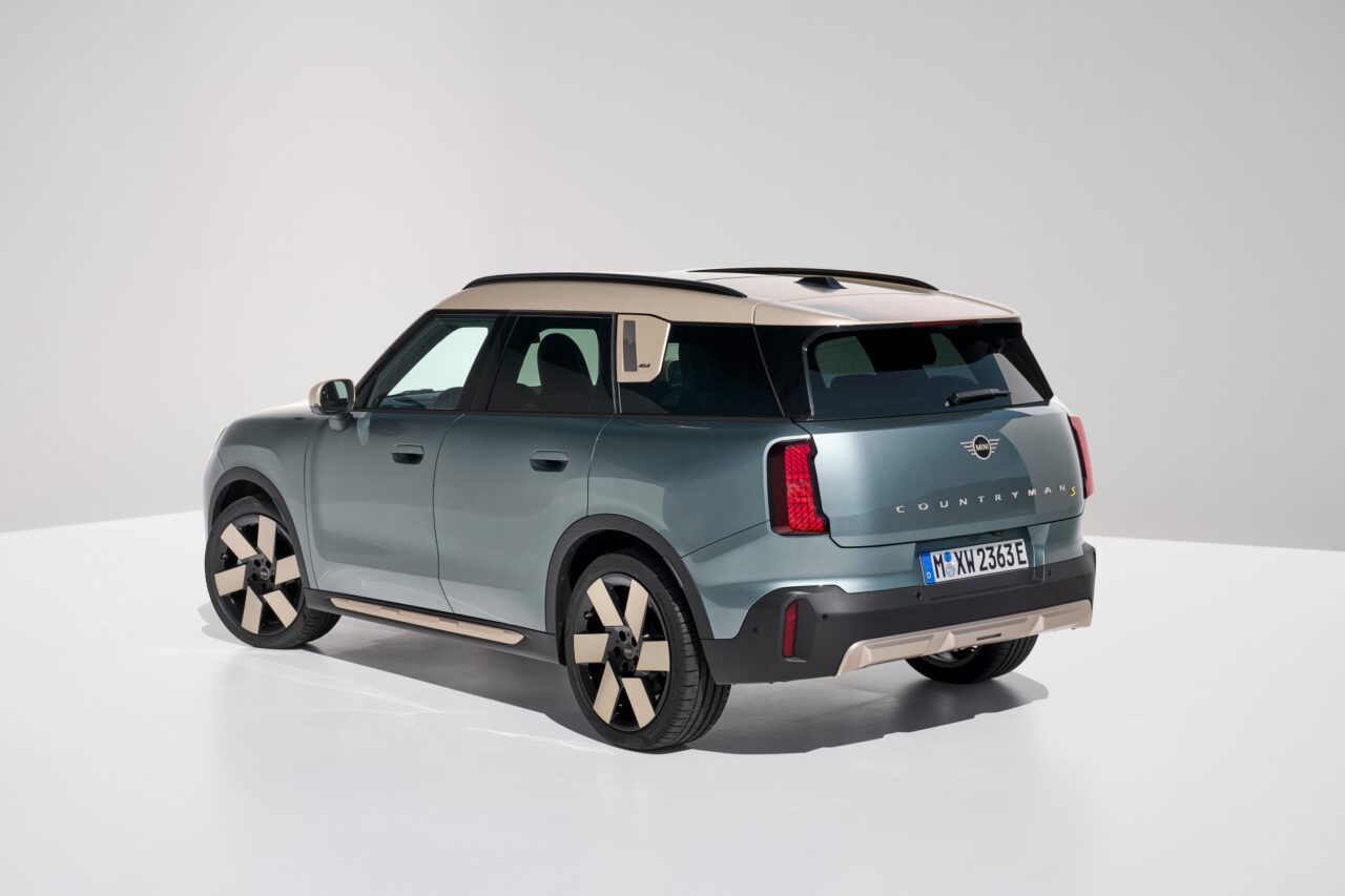 MINI Countryman Electric en version SE de trois-quarts arrière.