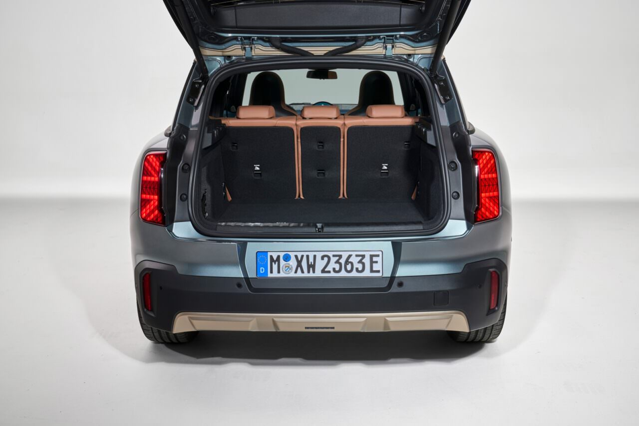 MINI Countryman Electric en version SE le coffre ouvert.