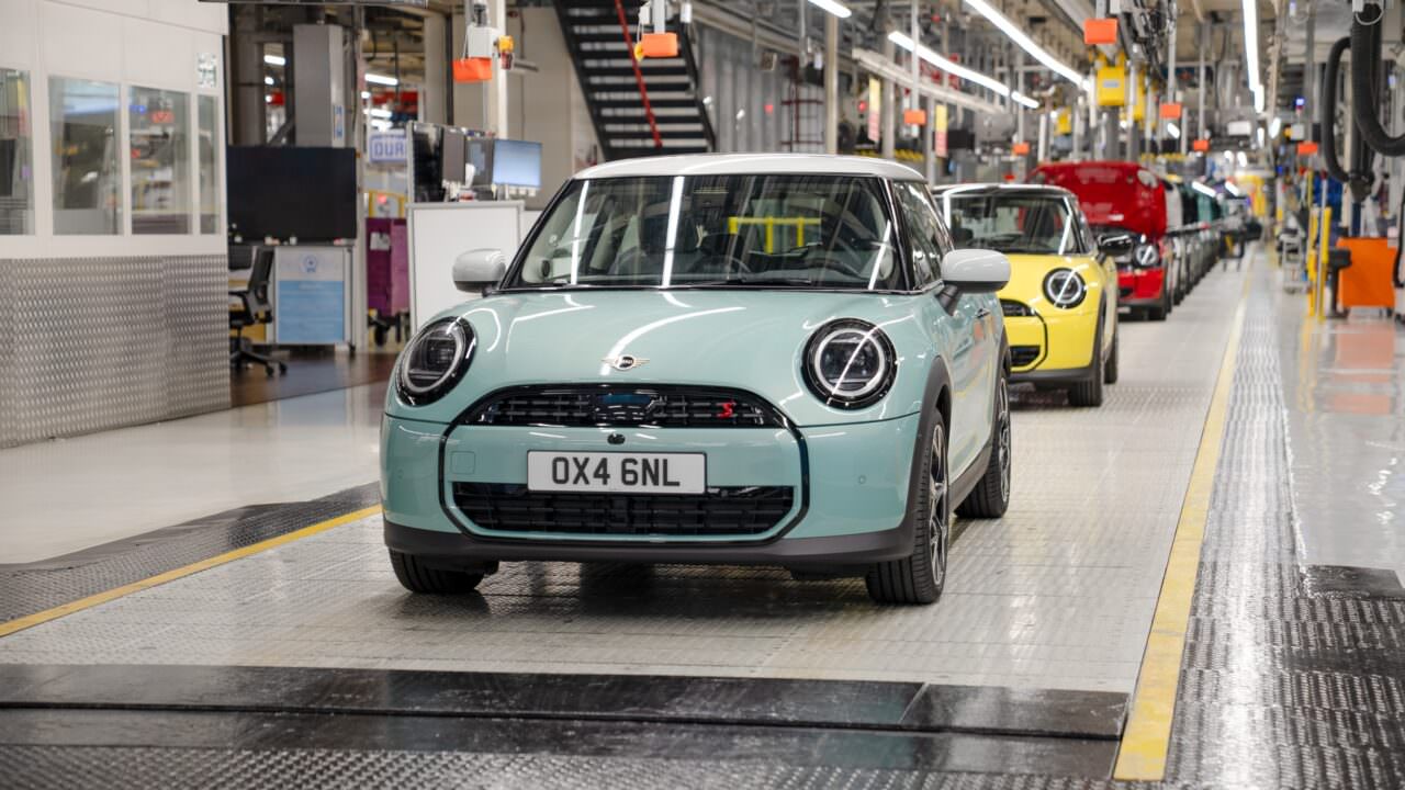 MINI Cooper S sortant de l'usine d'Oxford.