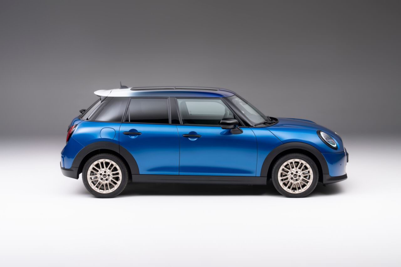 MINI Cooper C 5 portes 2024 de profil en statique