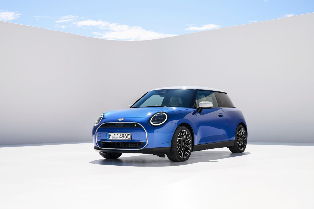 MINI Cooper Electric 2024 de trois-quart avant.