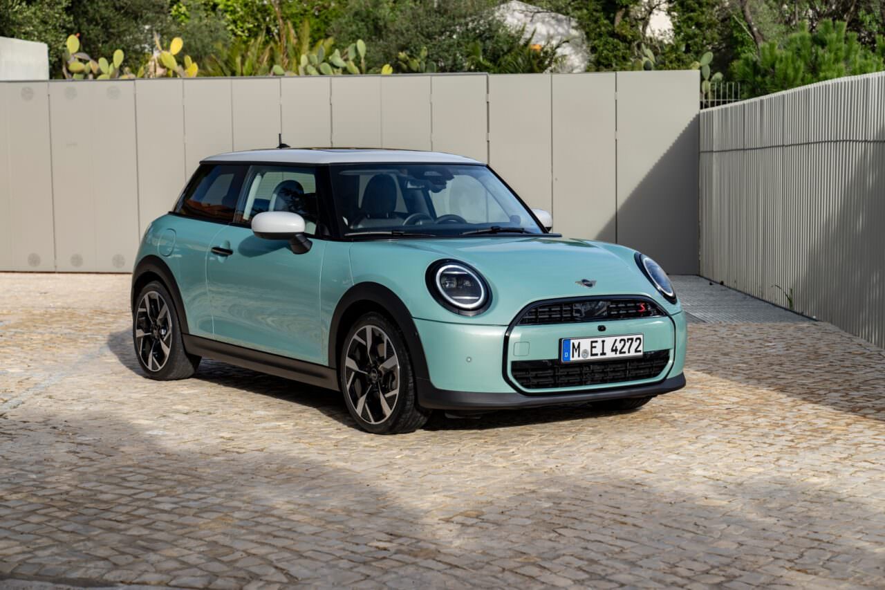 MINI Cooper S 2024 de trois-quarts avant en statique