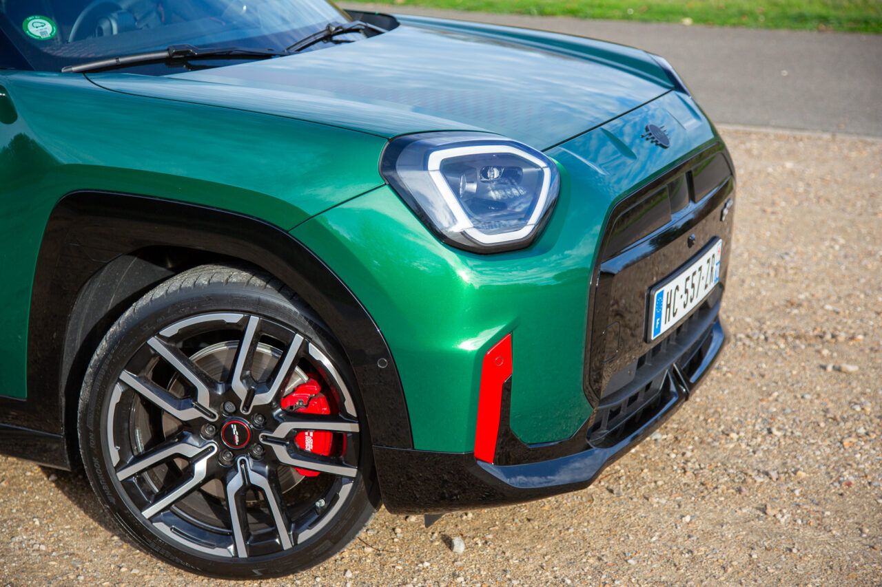 Jante et étrier de frein rouge du MINI Aceman John Cooper Works