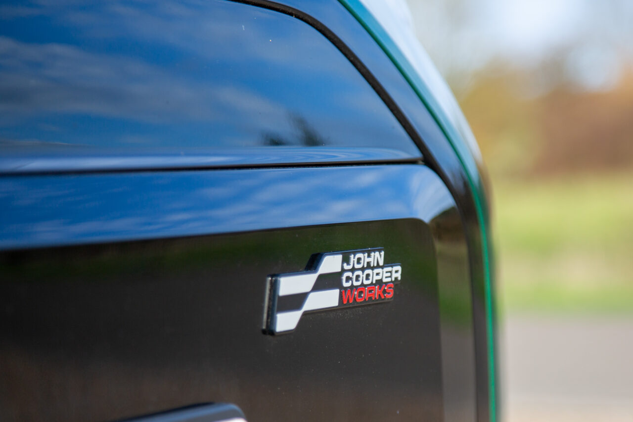 Logo John Cooper Works à damier du MINI Aceman John Cooper Works