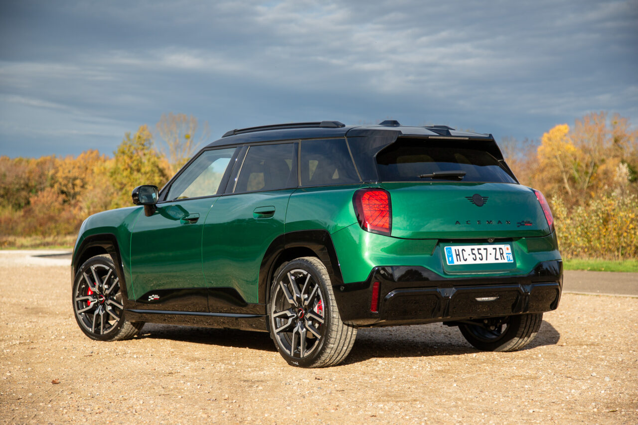 MINI Aceman John Cooper Works vert, vue arrière trois-quarts