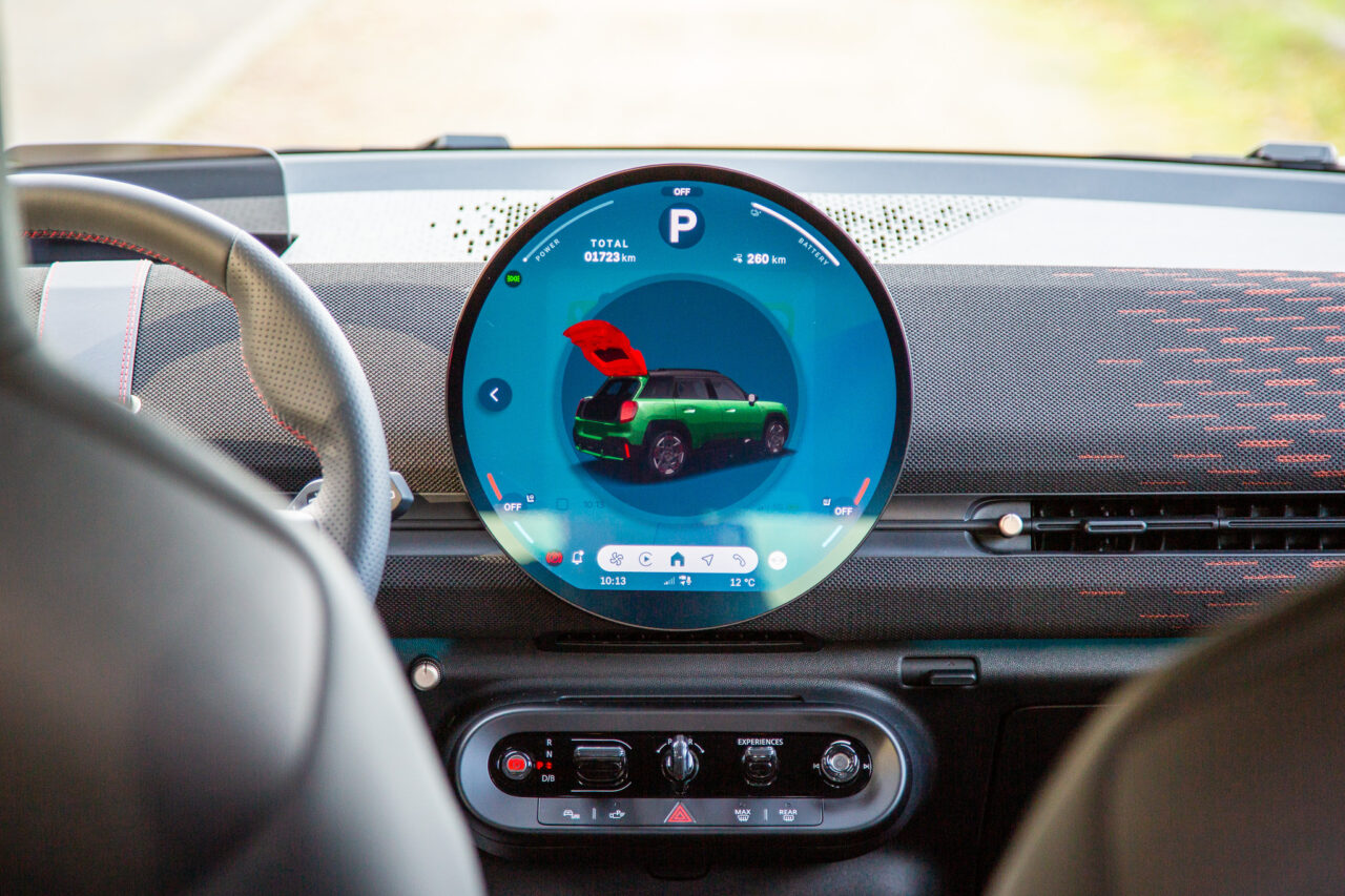 Écran OLED circulaire et planche de bord du MINI Aceman John Cooper Works
