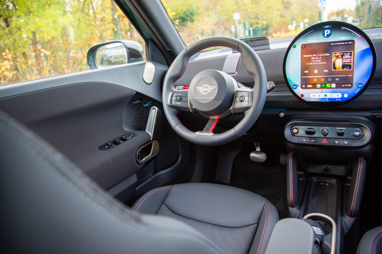 Volant et écran OLED circulaire du MINI Aceman John Cooper Works