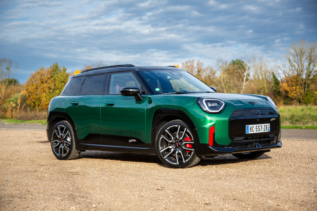 MINI Aceman John Cooper Works vert, vue avant trois-quarts