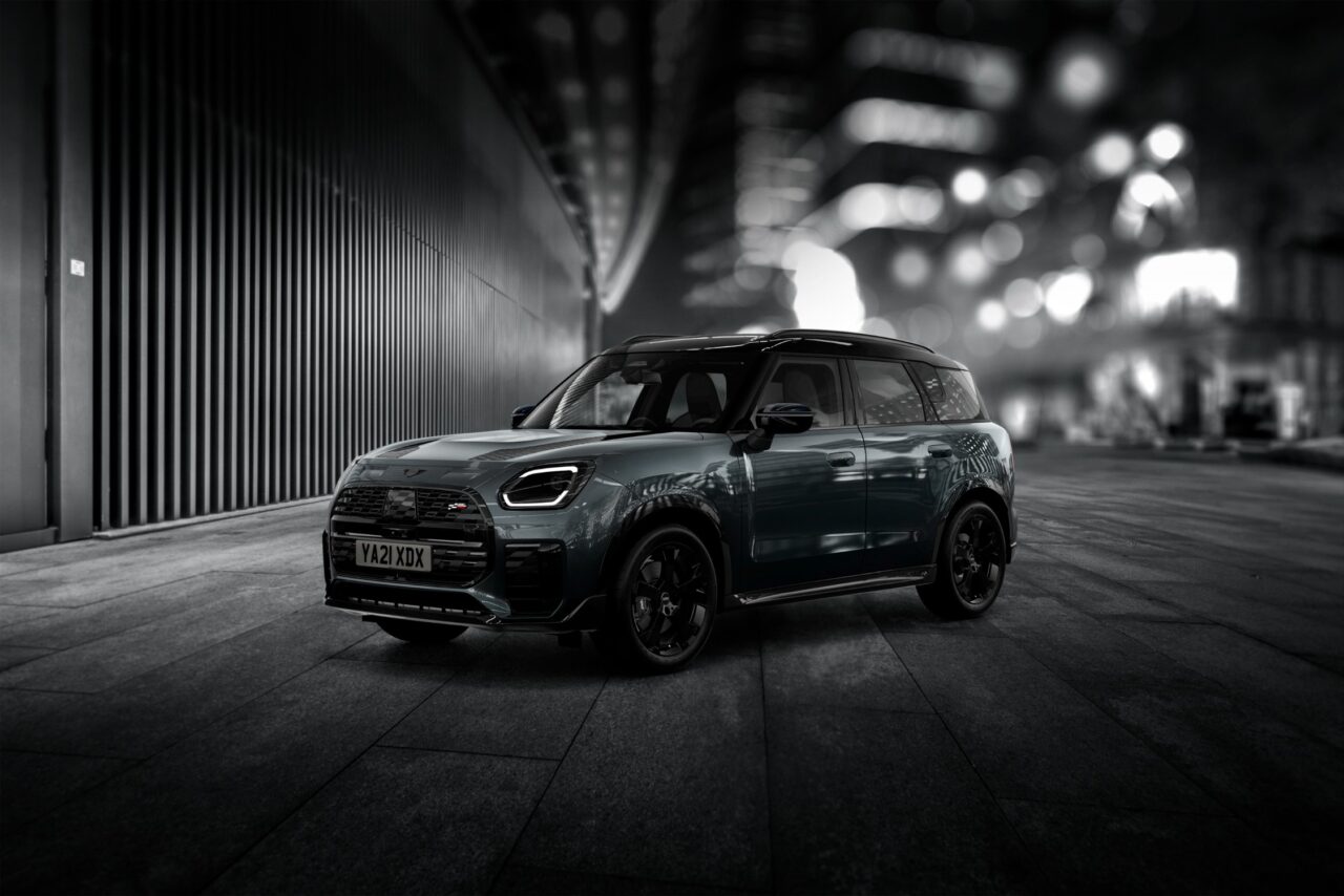 Vue latérale du nouveau MINI Countryman Shadow Edition 2026 en Legend Grey